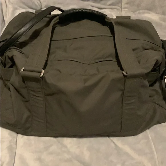 Lululemon green dufflebag vinyl with black leather handles 18in long - Picture 5 of 13